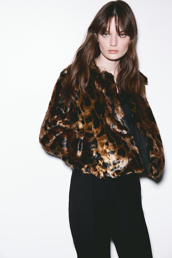 Пушистая куртка H&M, бежевый
Пушистая куртка H&M, бежевый