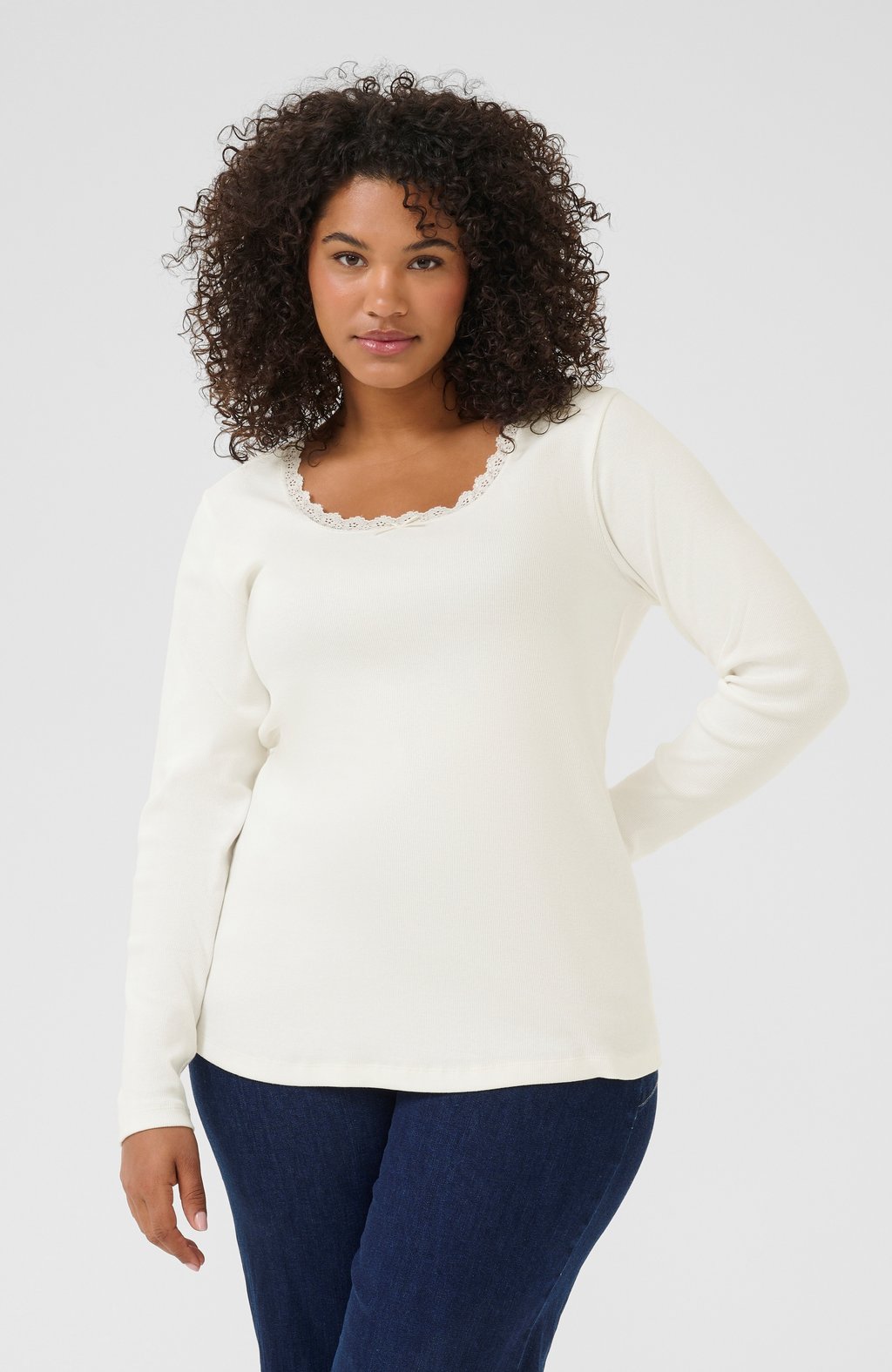 Топ с длинными рукавами BRITT Kaffe Curve, молочный 
Топ с длинными рукавами BRITT Kaffe Curve, молочный