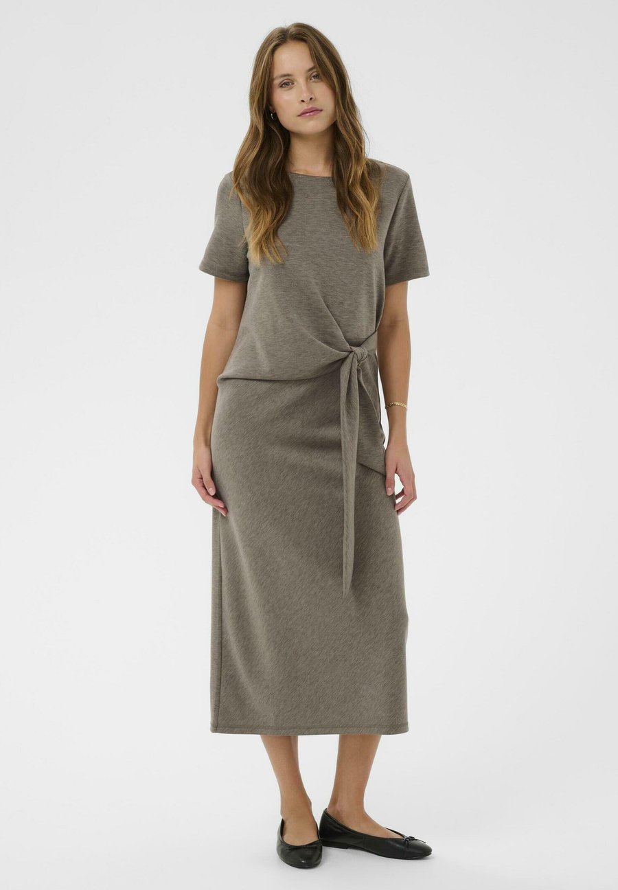 Платье Saint Tropez AALIASZ, Major Brown Melange/Dark Brown
Платье Saint Tropez AALIASZ, Major Brown Melange/Dark Brown