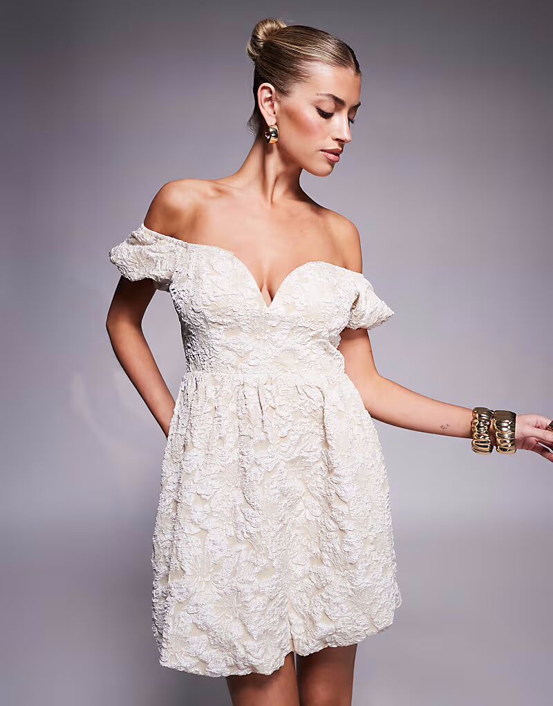 Мини-платье Lulu из жаккарда с открытыми плечами и рукавами-фонариками цвета слоновой кости Lulu's 
Мини-платье Lulu из жаккарда с открытыми плечами и рукавами-фонариками цвета слоновой кости Lulu's