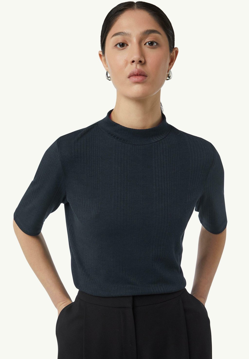 Базовая футболка MIT STEHKRAGEN comma, темно-синий
Базовая футболка MIT STEHKRAGEN comma, темно-синий