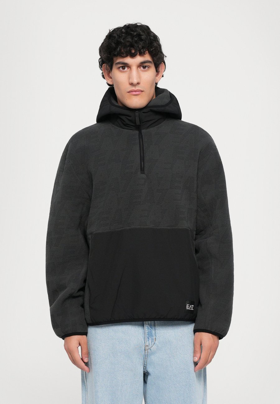 Джемпер EA7 Emporio Armani TRAIN LOGO SERIES HOODIE, Asphalt/Dark Grey
Джемпер EA7 Emporio Armani TRAIN LOGO SERIES HOODIE, Asphalt/Dark Grey