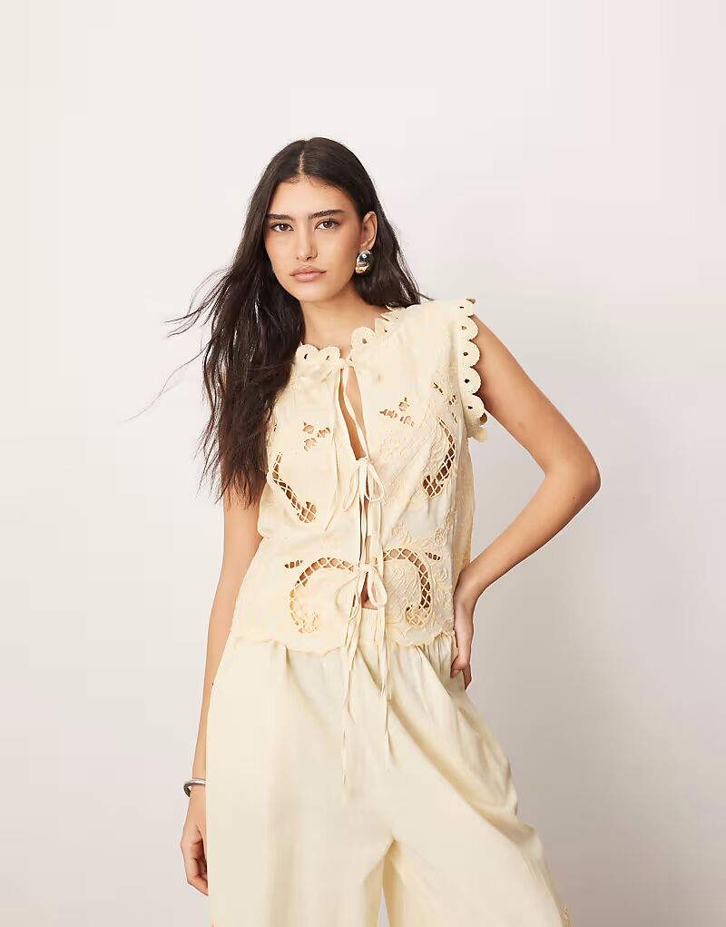 Хлопковый вышитый галстук спереди для топа лимонного цвета Arrange
Хлопковый вышитый галстук спереди для топа лимонного цвета Arrange