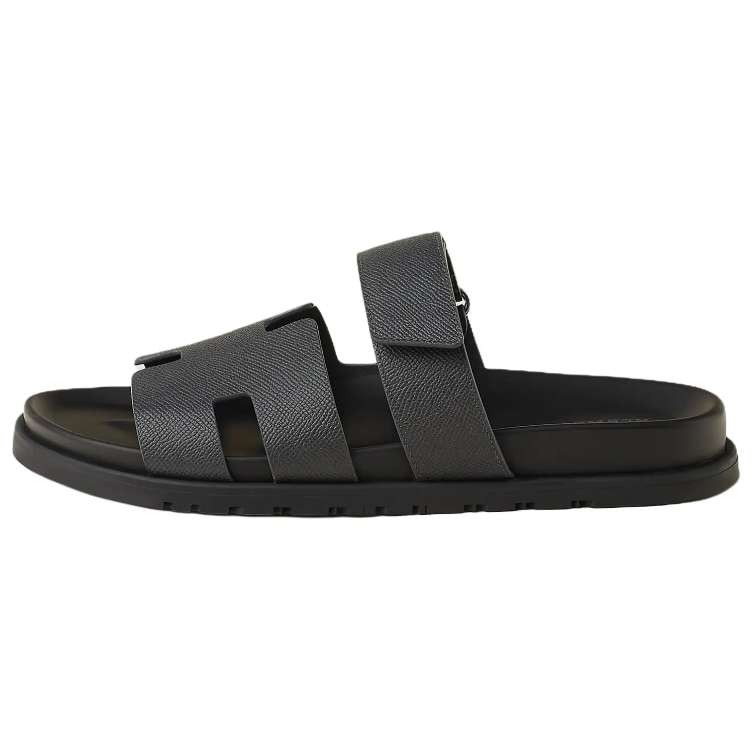 HERMES Тапочки-слайды Chypre Slide мужские, цвет «штормовой серый»
HERMES Тапочки-слайды Chypre Slide мужские, цвет «штормовой серый»