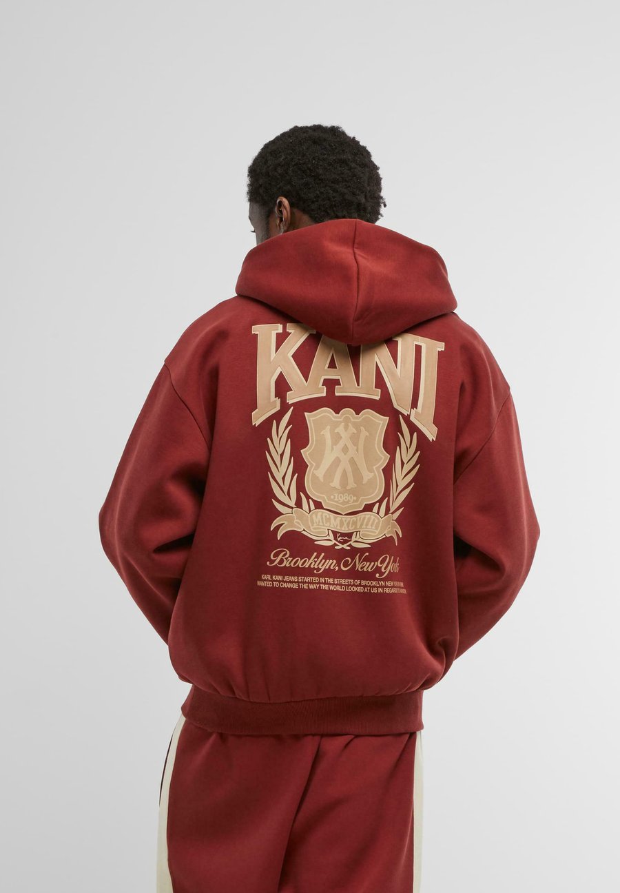 Толстовка Karl Kani SCRIPT EMBLEM HOODIE, Dark Red/Red
Толстовка Karl Kani SCRIPT EMBLEM HOODIE, Dark Red/Red