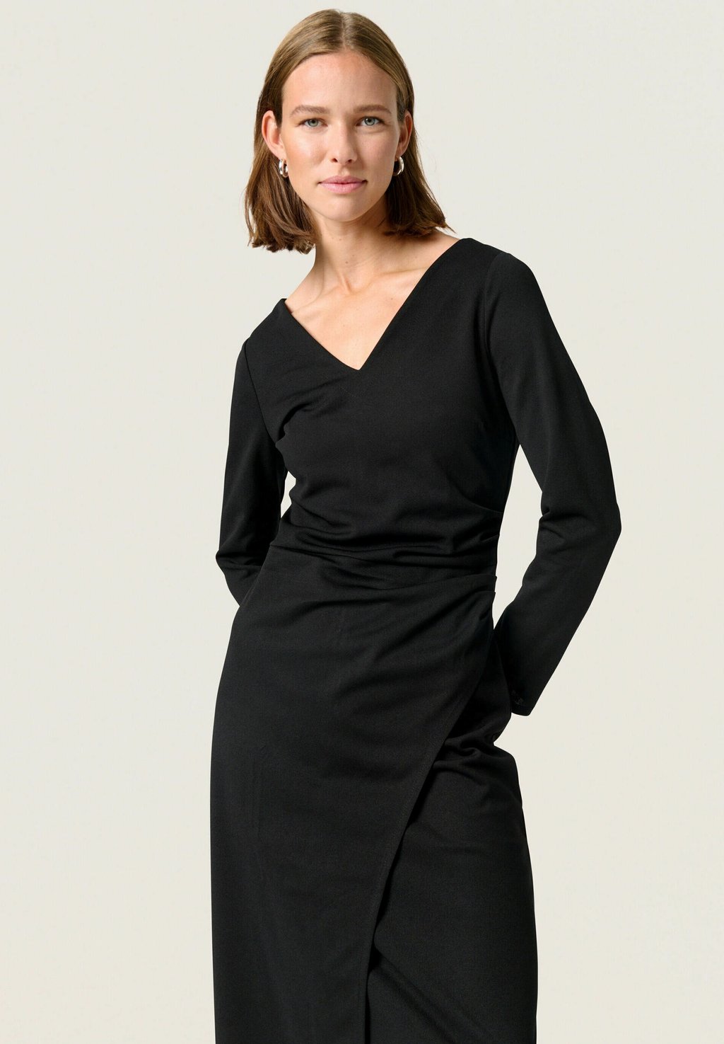 Платье-джемпер BEA GIA Soaked in Luxury, черный
Платье-джемпер BEA GIA Soaked in Luxury, черный