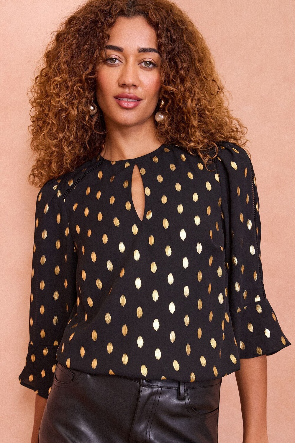 Блузка с вырезом замочной скважиной и принтом Love & Roses, черный
Блузка с вырезом замочной скважиной и принтом Love & Roses, черный