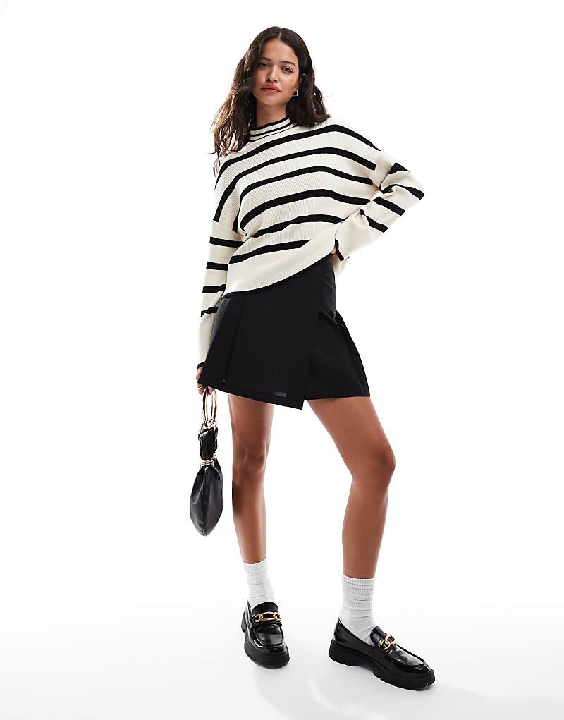 ТОЛЬКО джемпер с высоким воротником в кремовую и черную полоску
ТОЛЬКО джемпер с высоким воротником в кремовую и черную полоску