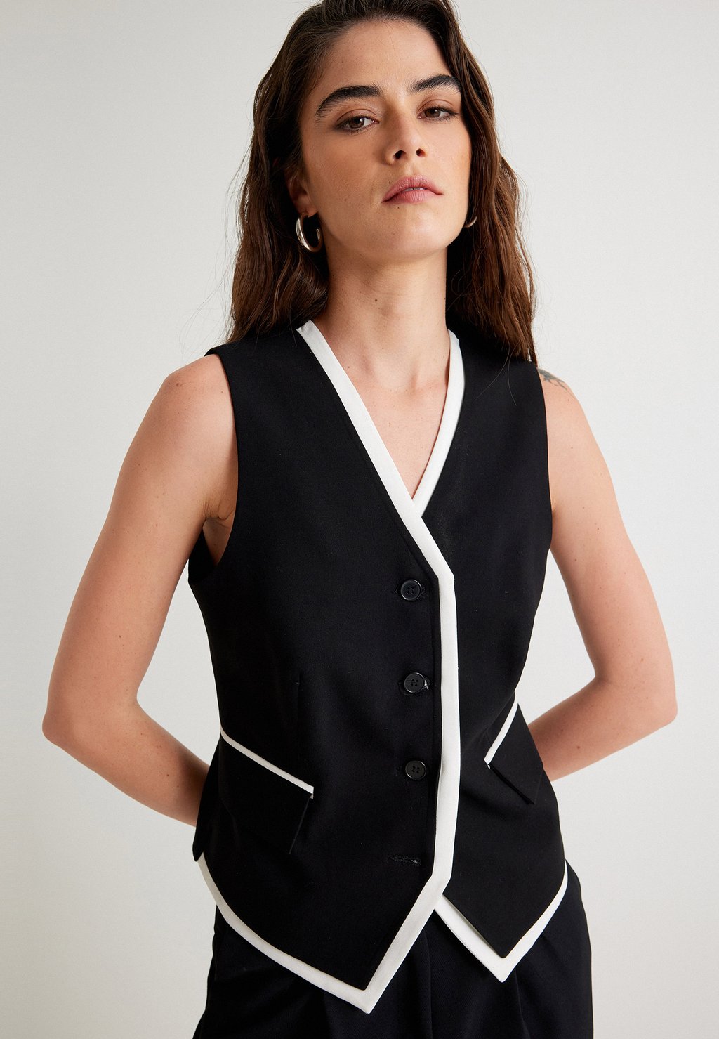 Жилет COLOR CONTRAST VEST . Koton, черный
Жилет COLOR CONTRAST VEST . Koton, черный