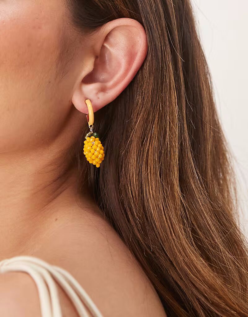 Серьги-кольца с мини-лимонами из бисера желтого цвета Asos Design
Серьги-кольца с мини-лимонами из бисера желтого цвета Asos Design