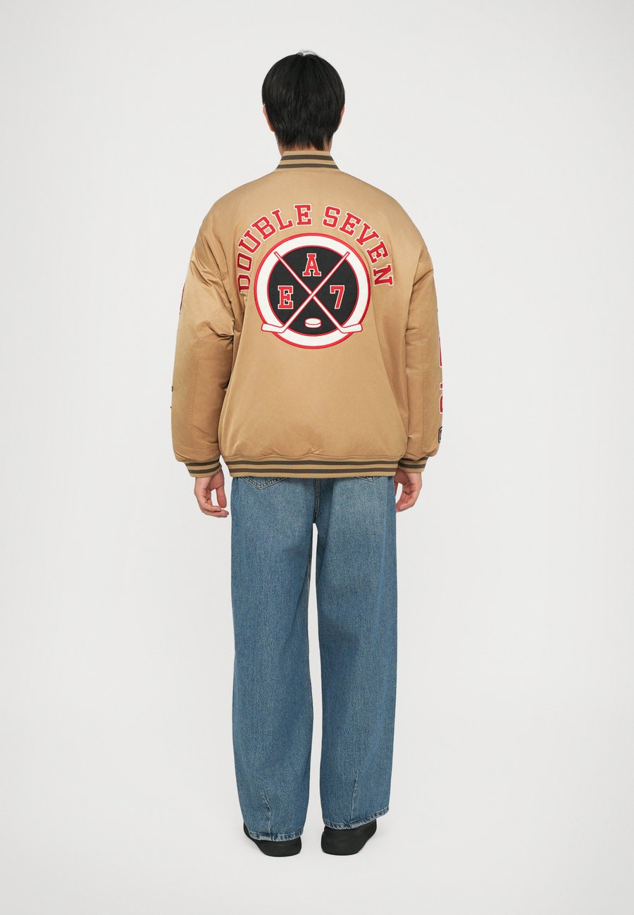 Куртка EA7 Emporio Armani TRAIN GRAPHIC SERIES JACKET HOCKEY, Beige
Куртка EA7 Emporio Armani TRAIN GRAPHIC SERIES JACKET HOCKEY, Beige