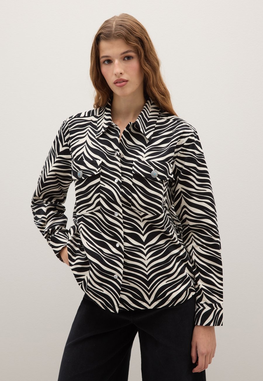 Блуза PIOMBO Button-down blouse, Black/White/Black
Блуза PIOMBO Button-down blouse, Black/White/Black
