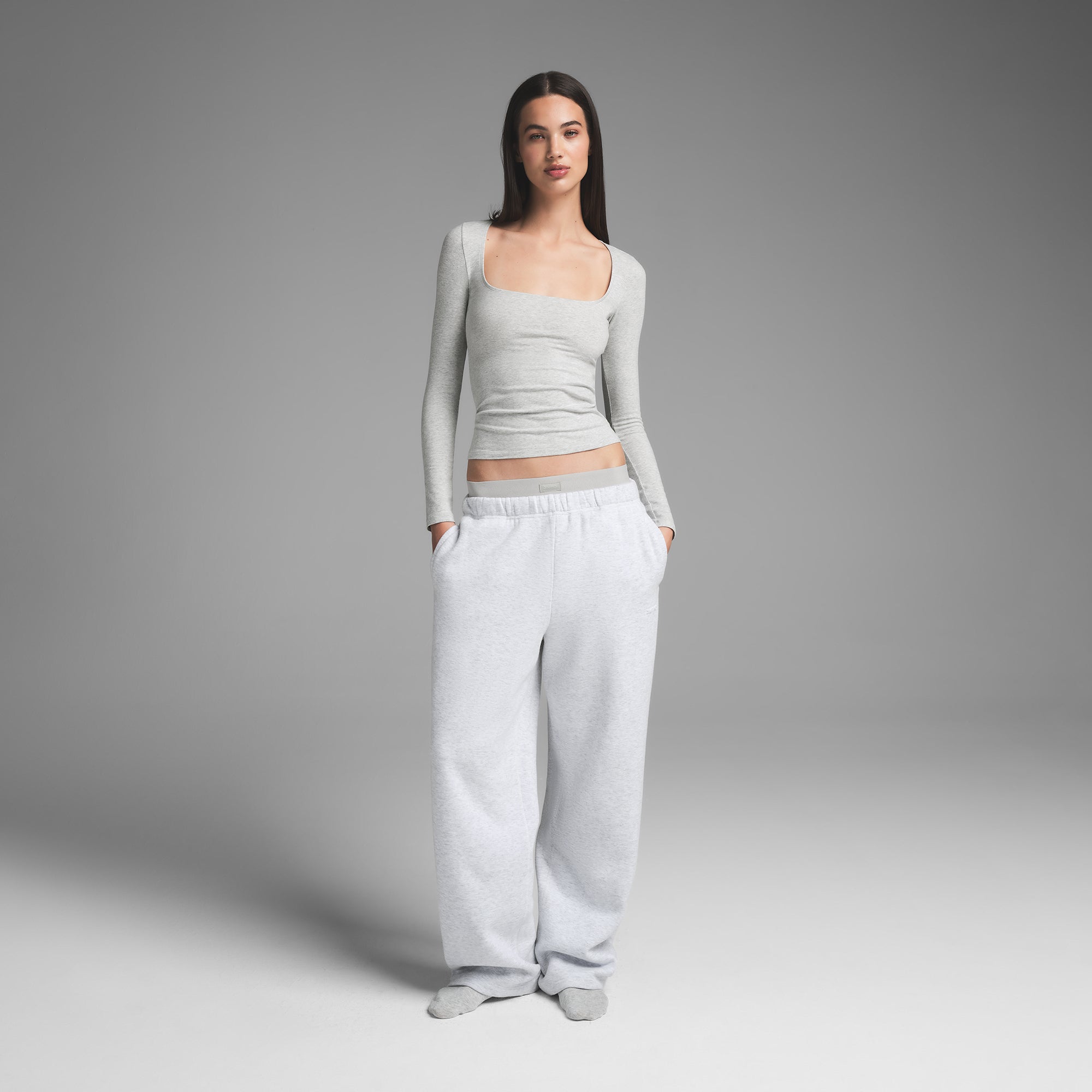 Топ с круглым вырезом и длинными рукавами SKIMS, цвет light heather grey
Топ с круглым вырезом и длинными рукавами SKIMS, цвет light heather grey