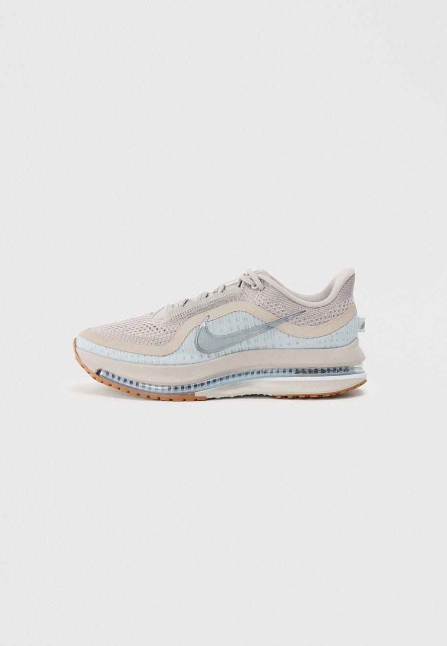Кроссовки Nike Performance PEGASUS PREMIUM, Grey/Smoke Grey/Gum Med Brown/Silver-Coloured/Pure Platinum-Coloured/Grey
Кроссовки Nike Performance PEGASUS PREMIUM, Grey/Smoke Grey/Gum Med Brown/Silver-Coloured/Pure Platinum-Coloured/Grey