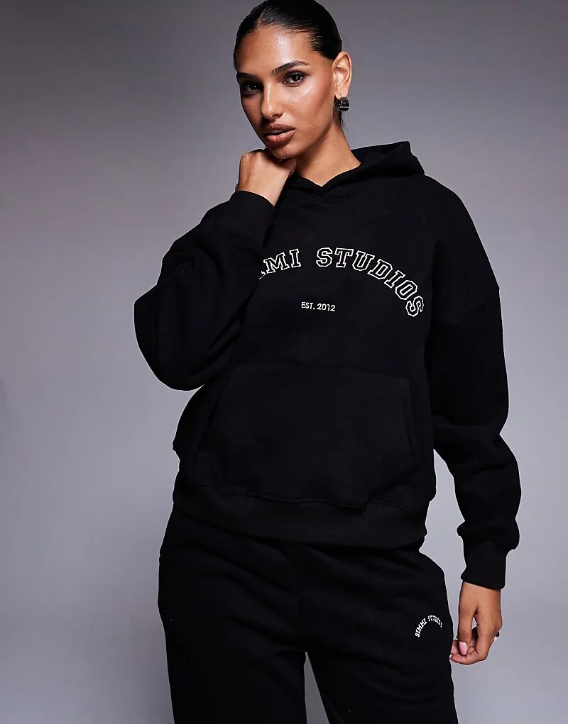 Толстовка с капюшоном Simmi London Maeve с университетским слоганом черного цвета
Толстовка с капюшоном Simmi London Maeve с университетским слоганом черного цвета