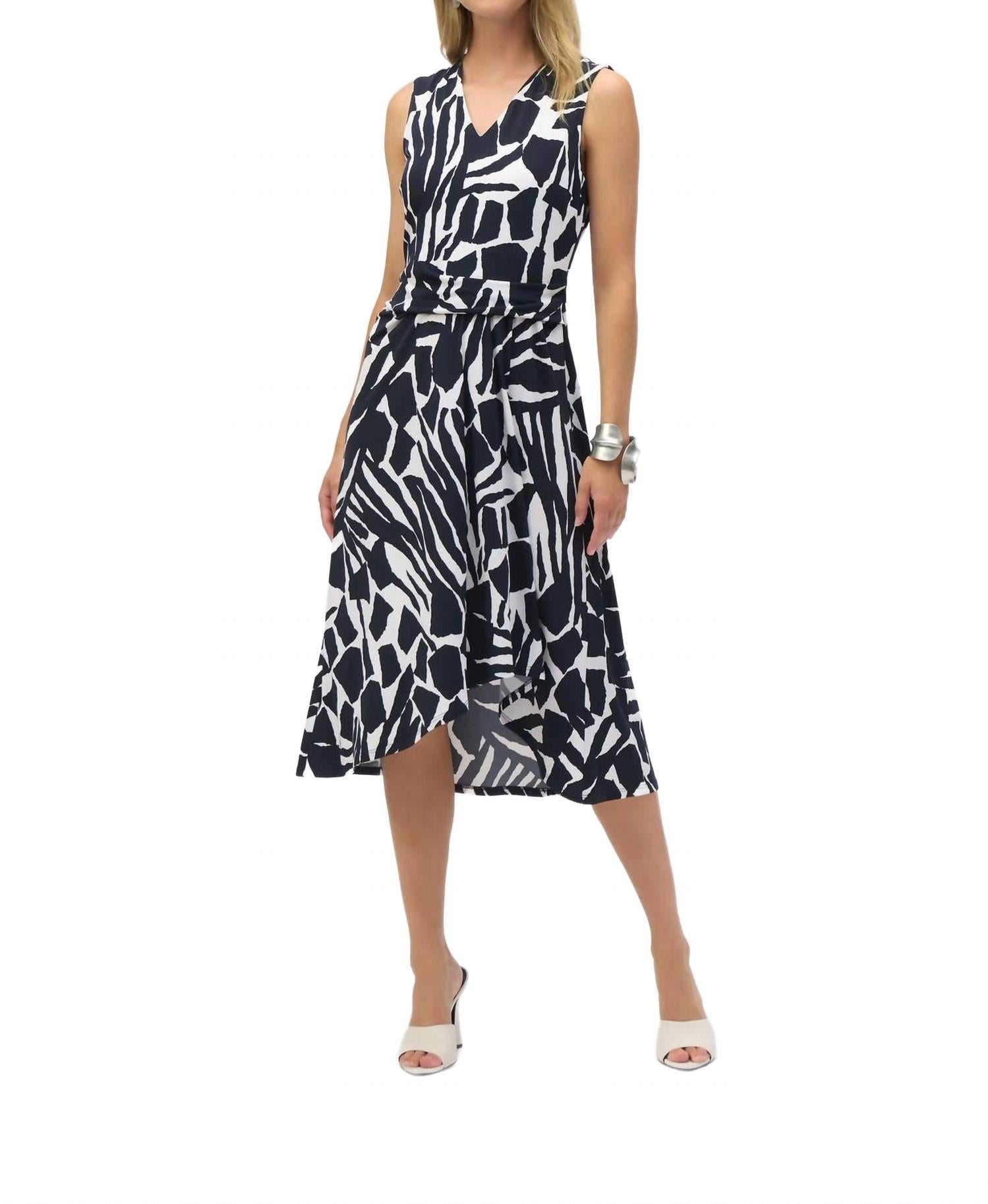 Платье с абстрактным принтом и асимметричным подолом в цвете ваниль/полуночный синий Joseph Ribkoff
Платье с абстрактным принтом и асимметричным подолом в цвете ваниль/полуночный синий Joseph Ribkoff