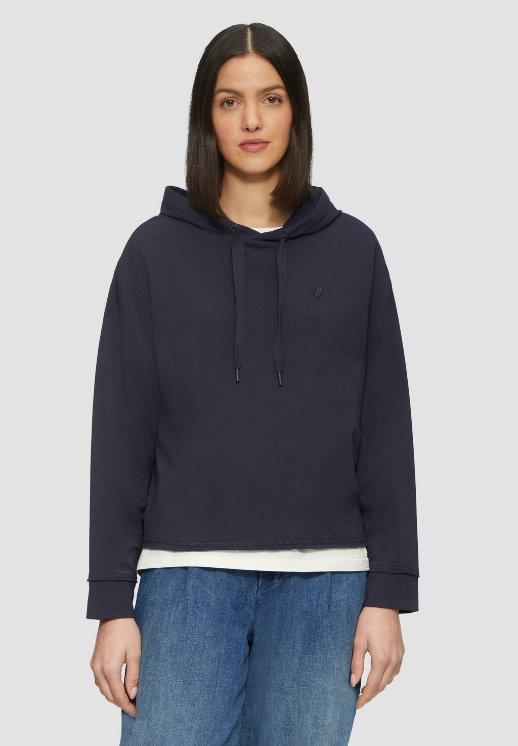 Толстовка MIT DURCHZUGSKORDEL UND VERSPIELTER STICKEREI con cappuccio s.Oliver, синий
Толстовка MIT DURCHZUGSKORDEL UND VERSPIELTER STICKEREI con cappuccio s.Oliver, синий