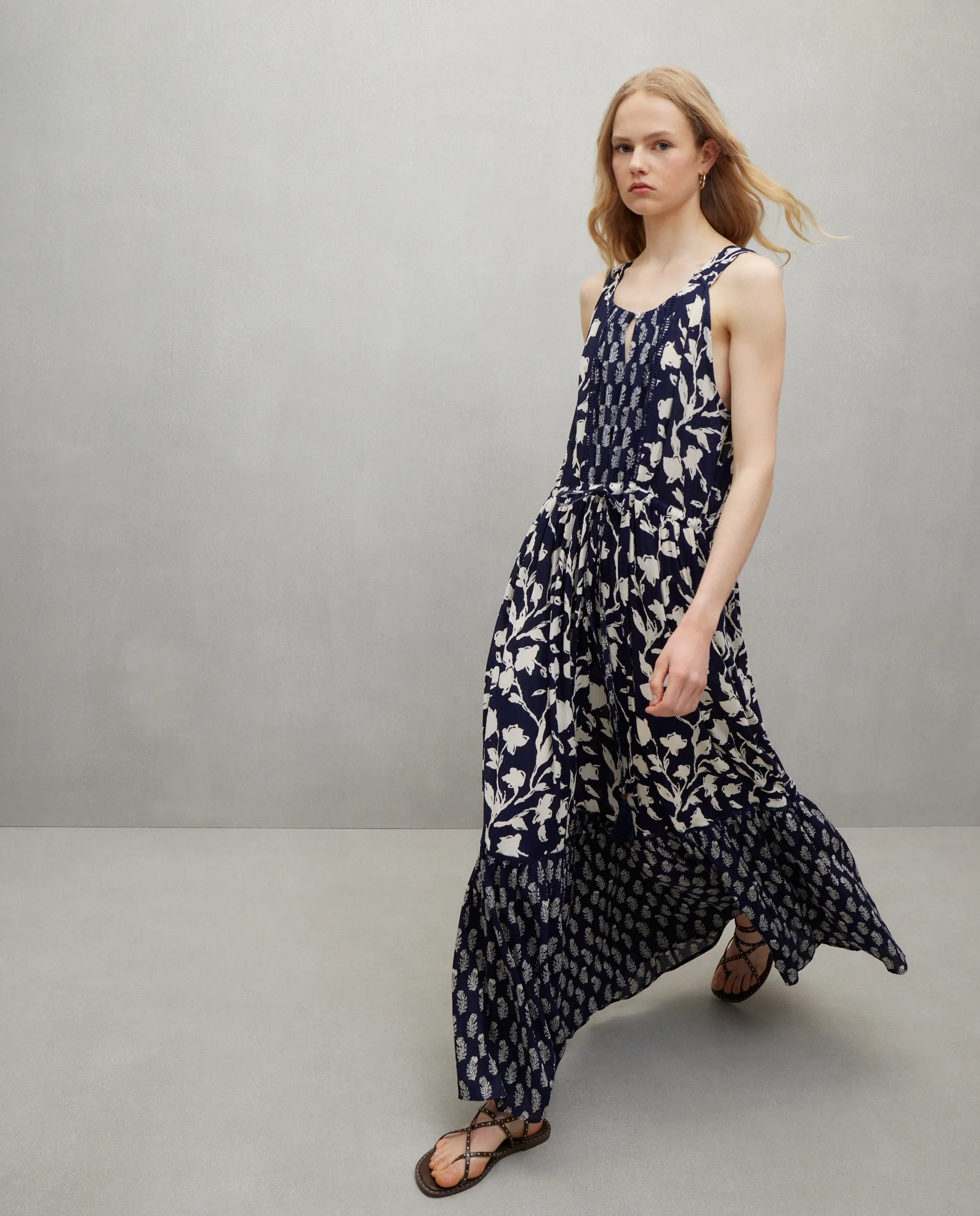 Длинное платье без рукавов с цветочной вышивкой Easy Wear, синий
Длинное платье без рукавов с цветочной вышивкой Easy Wear, синий