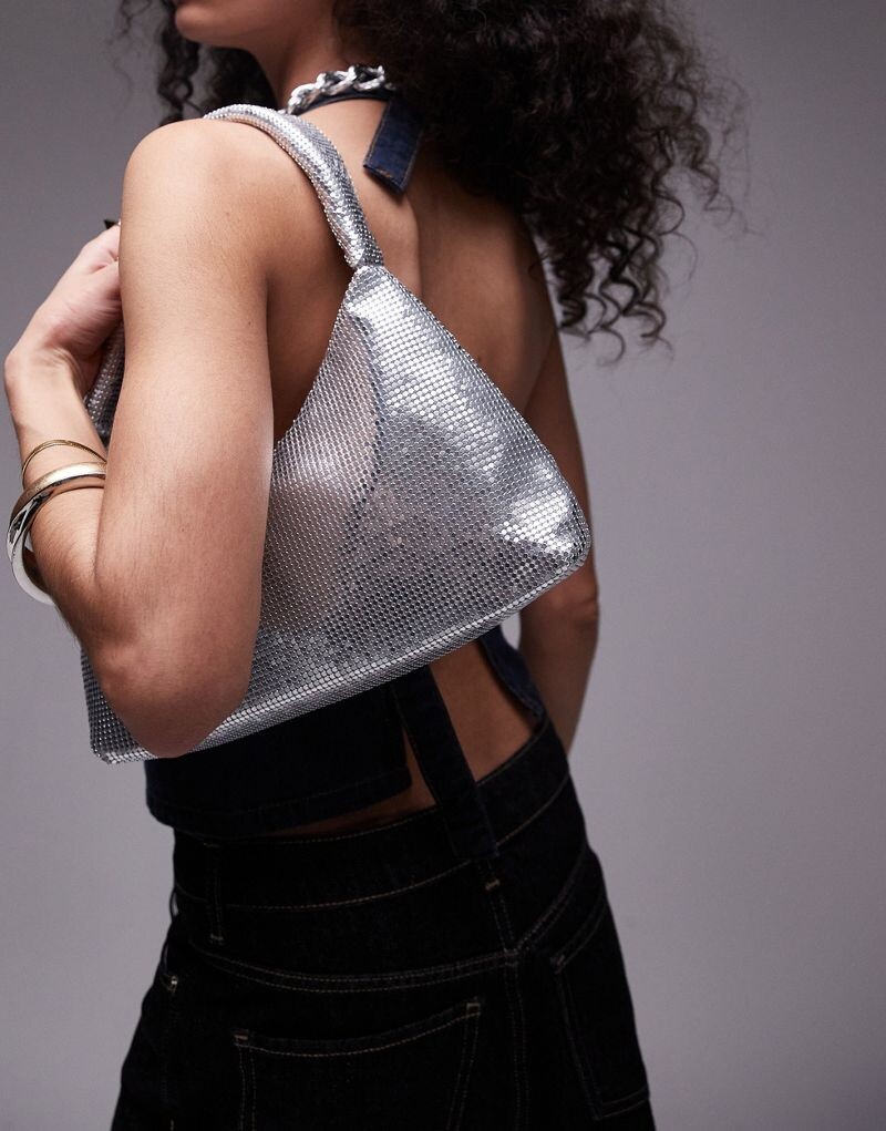 Topshop Solana Очень широкая серебристая сумка через плечо из металлической сетки
Topshop Solana Очень широкая серебристая сумка через плечо из металлической сетки