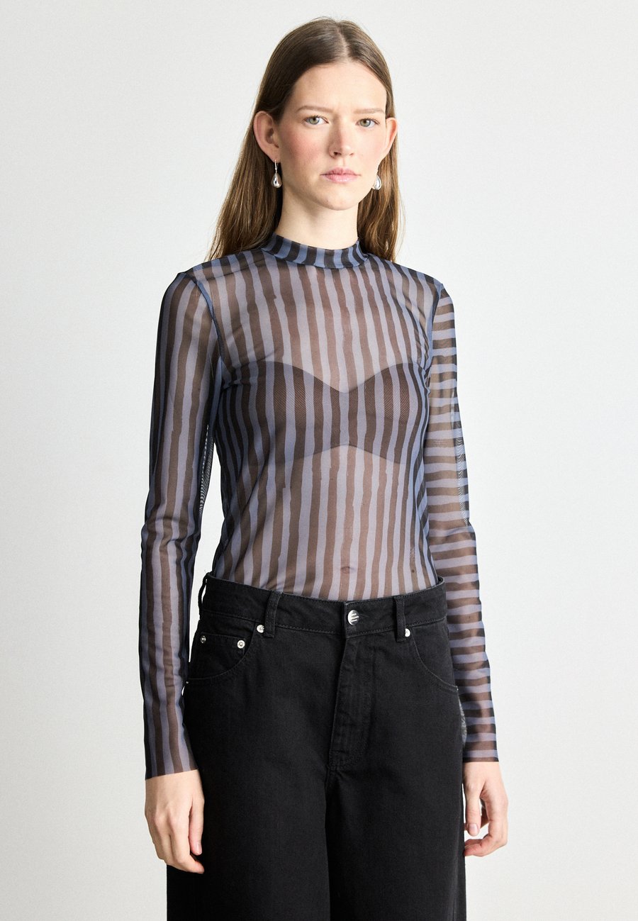 Топ Mads Nørgaard MY MIA , Parisian Night/Black/Dark Blue
Топ Mads Nørgaard MY MIA , Parisian Night/Black/Dark Blue