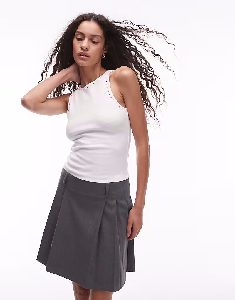 Топ Mango с заклепками по краю белого цвета
Топ Mango с заклепками по краю белого цвета