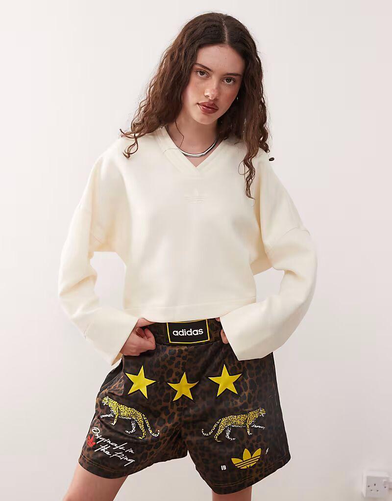 Балетная кофта Adidas Originals с V-образным вырезом кремового цвета
Балетная кофта Adidas Originals с V-образным вырезом кремового цвета