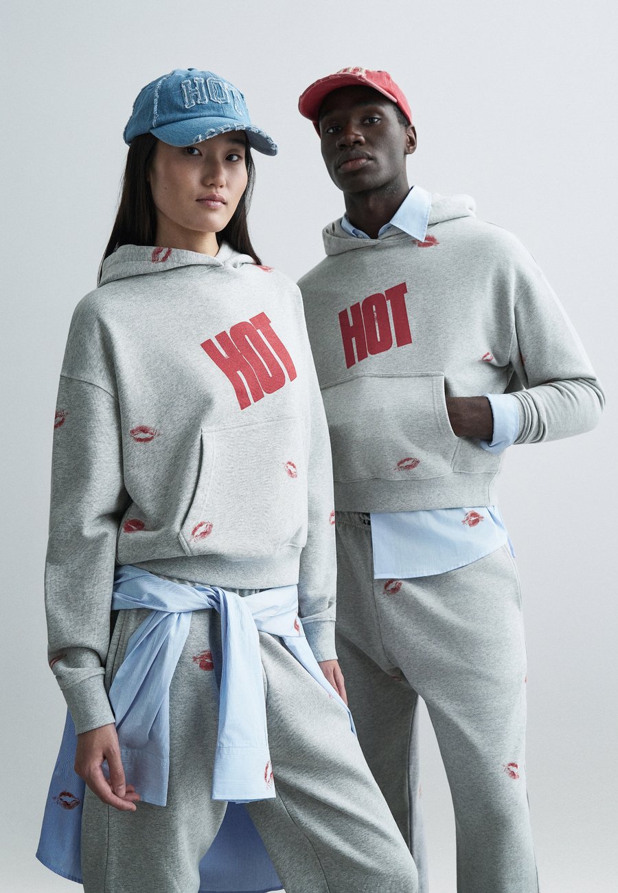 Толстовка Carne Bollente HOTTEST KISSES UNISEX, Light Grey
Толстовка Carne Bollente HOTTEST KISSES UNISEX, Light Grey