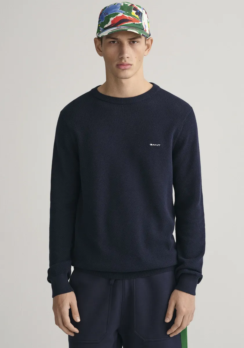 Свитер с круглым вырезом "COTTON PIQUE C-NECK" и вышитым логотипом на груди Gant, синий
Свитер с круглым вырезом "COTTON PIQUE C-NECK" и вышитым логотипом на груди Gant, синий