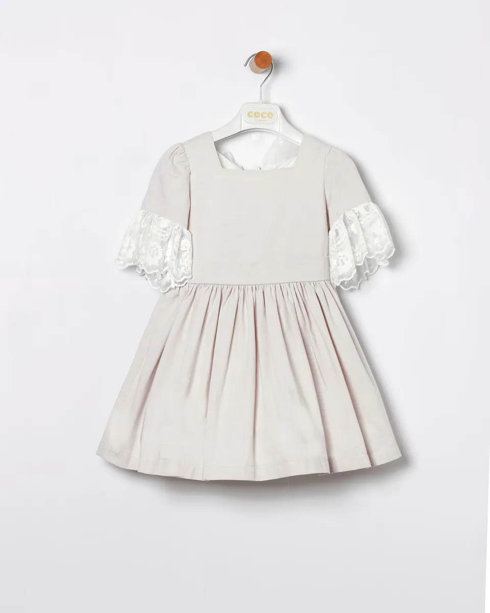 Платье для девочки из шамбре с вышитыми рукавами из тюля Coco Acqua, бежевый
Платье для девочки из шамбре с вышитыми рукавами из тюля Coco Acqua, бежевый