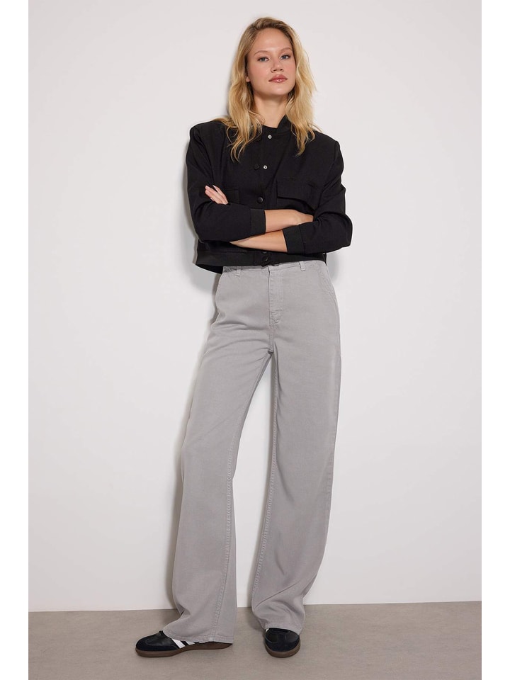 Trendyol Серые брюки
Trendyol Серые брюки