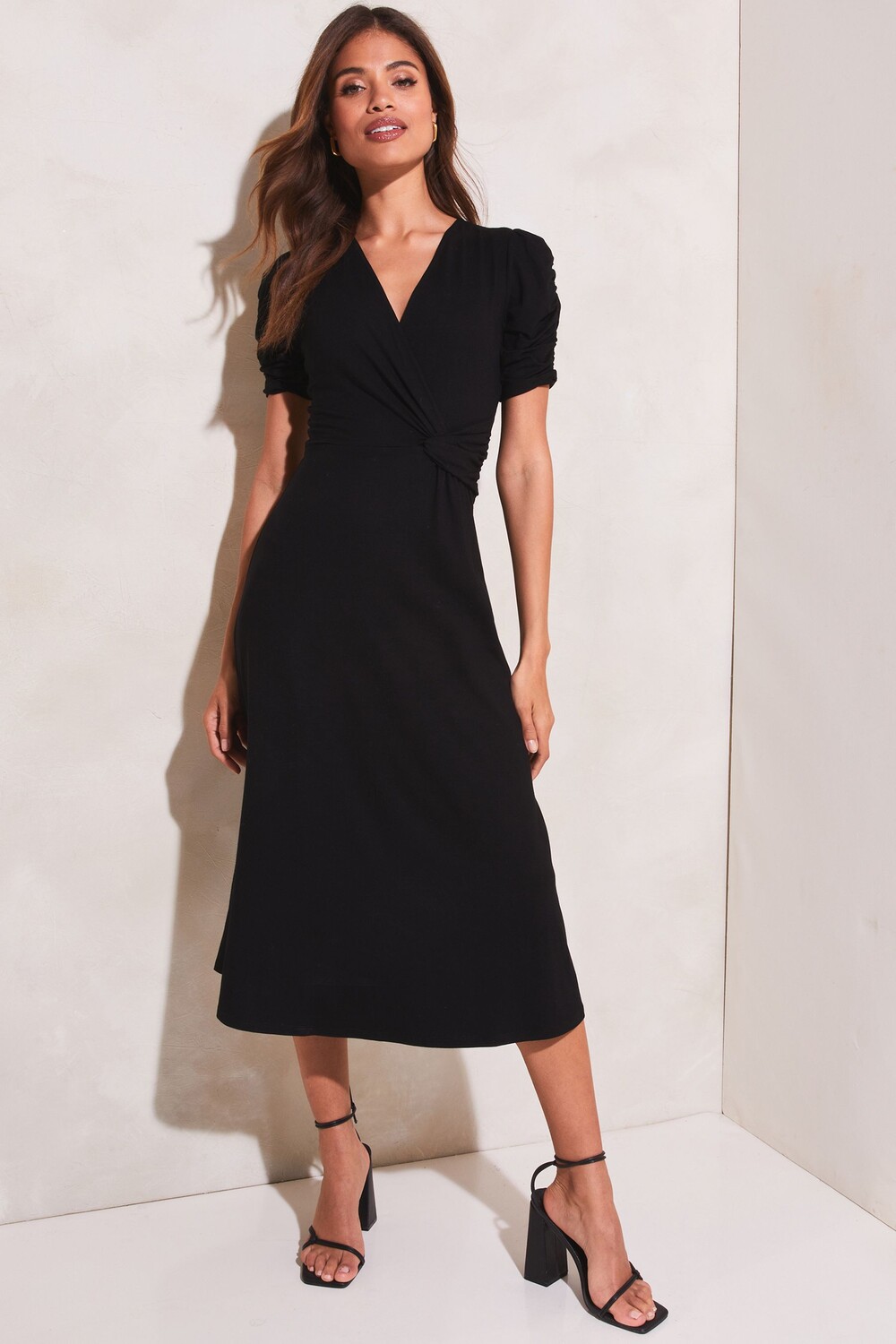 Короткое трикотажное платье миди с присборенными рукавами и боковым узлом Lipsy, черный
Короткое трикотажное платье миди с присборенными рукавами и боковым узлом Lipsy, черный