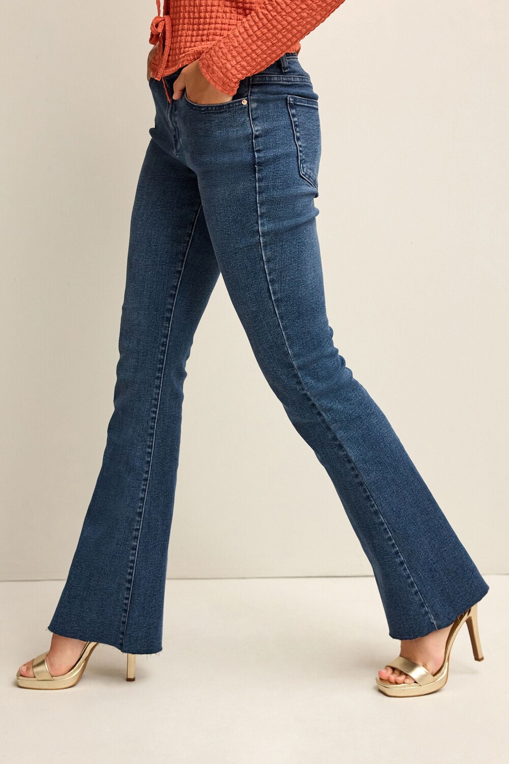 Очень мягкие джинсы с расклешенными штанинами Next, черный 
Очень мягкие джинсы с расклешенными штанинами Next, черный