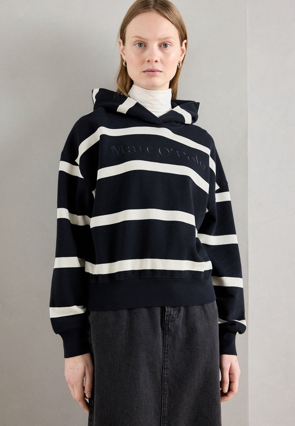 Толстовка с капюшоном MARC O’POLO ‘GISELE CAMPAIGN STYLE’ SWEATER Marc O'Polo, темно-синий
Толстовка с капюшоном MARC O’POLO ‘GISELE CAMPAIGN STYLE’ SWEATER Marc O'Polo, темно-синий