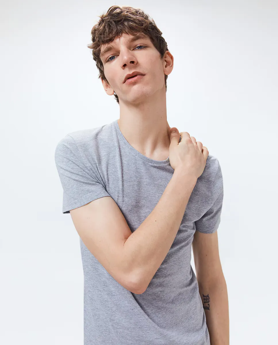 Sfera мужская базовая серая футболка с короткими рукавами, серый
Sfera мужская базовая серая футболка с короткими рукавами, серый