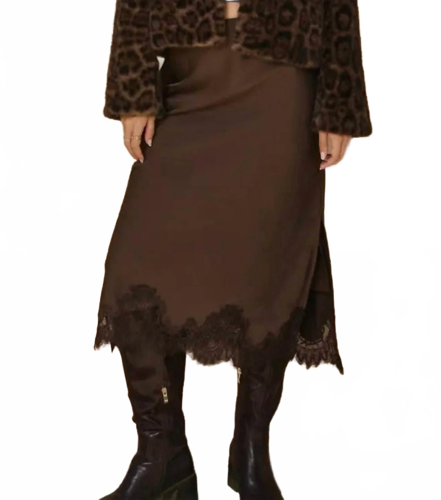 DRESS FORUM Атласная юбка-миди Dulce Detail коричневого цвета
DRESS FORUM Атласная юбка-миди Dulce Detail коричневого цвета