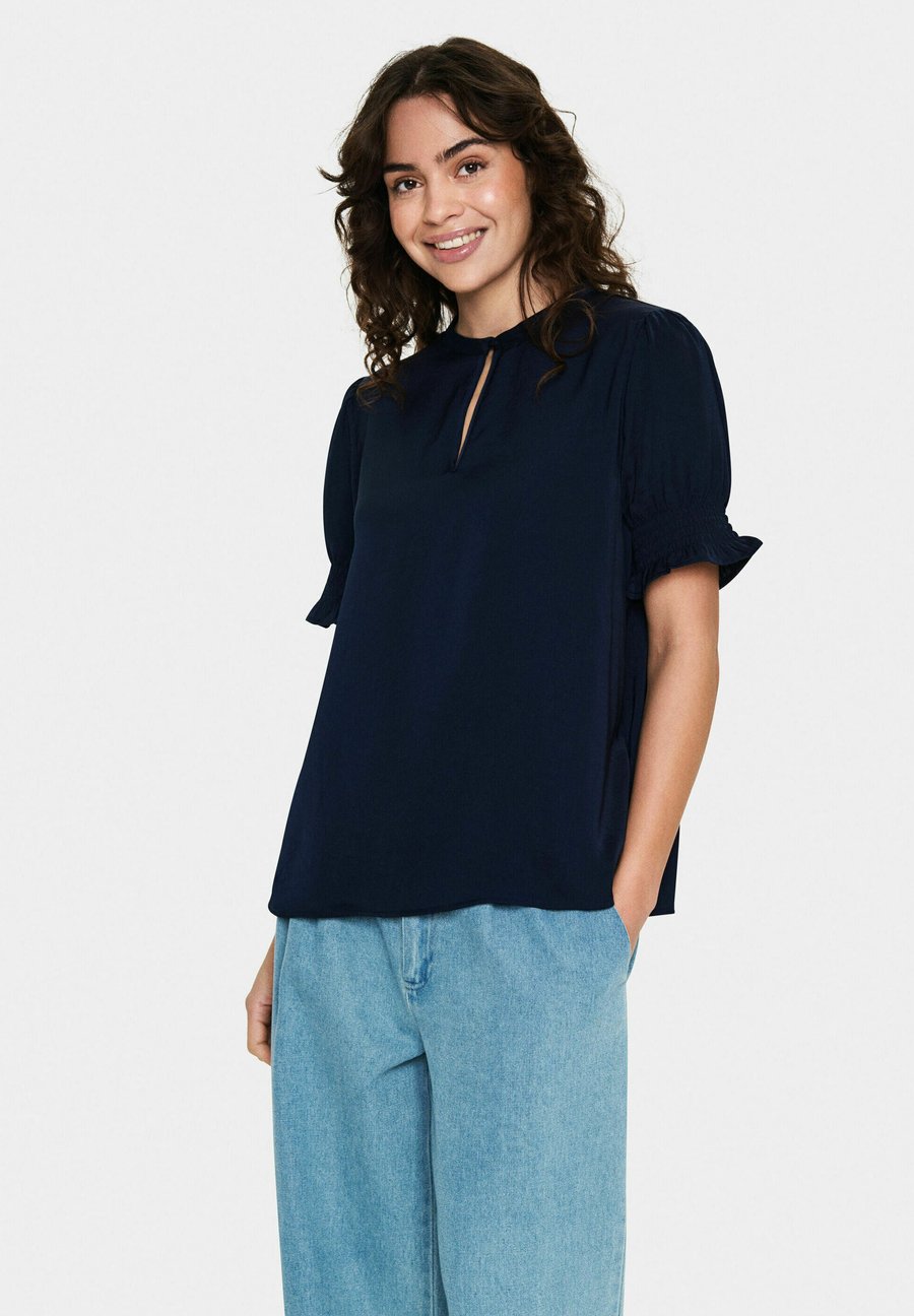 Блуза Saint Tropez NUNNI, Baritone Blue/Dark Blue
Блуза Saint Tropez NUNNI, Baritone Blue/Dark Blue