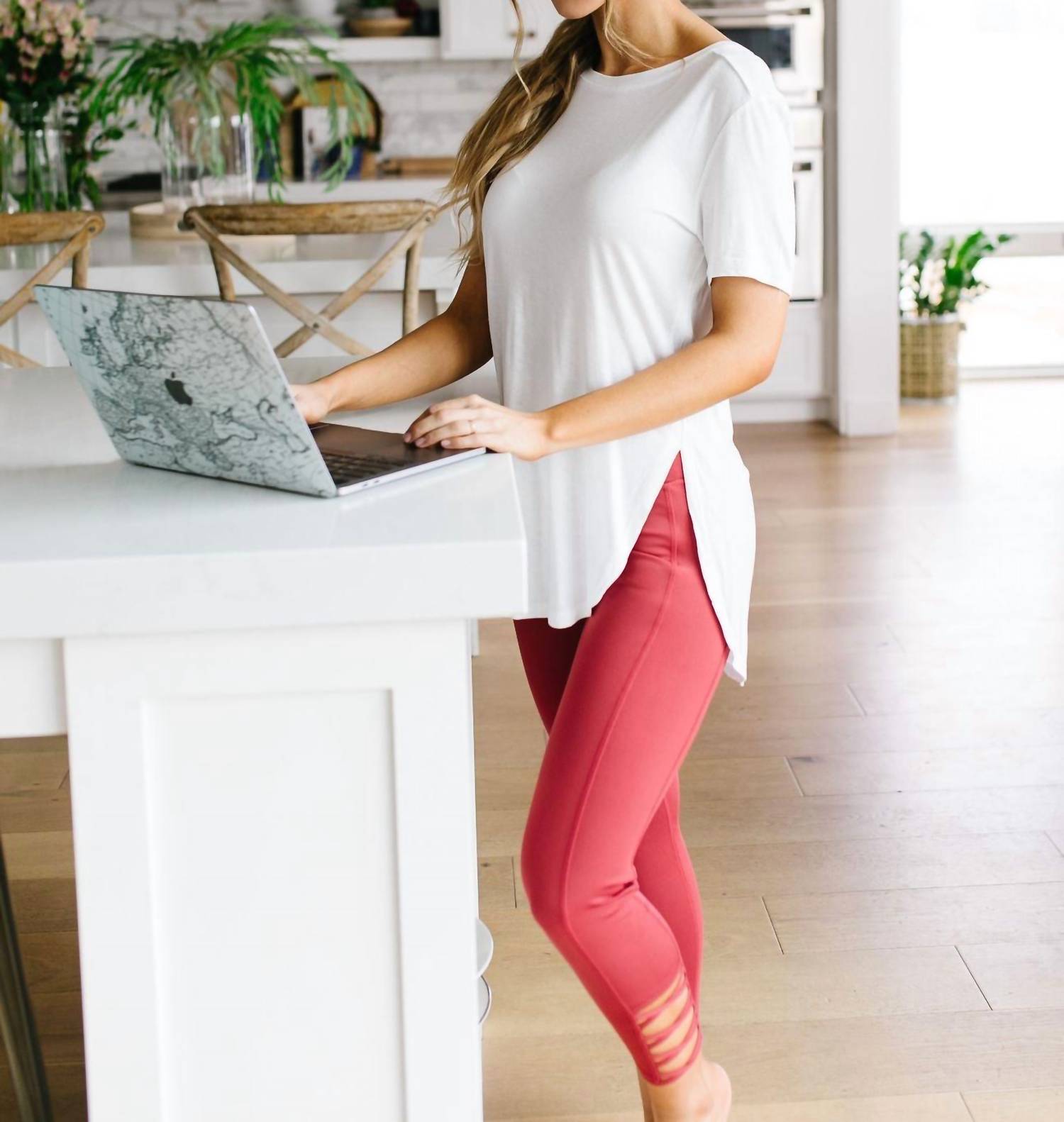 Спортивный топ с разрезом по низу белого цвета mono b
Спортивный топ с разрезом по низу белого цвета mono b