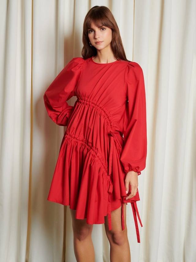 Мини-платье с асимметричными рюшами в стиле боуи GHOSPELL, красный 
Мини-платье с асимметричными рюшами в стиле боуи GHOSPELL, красный