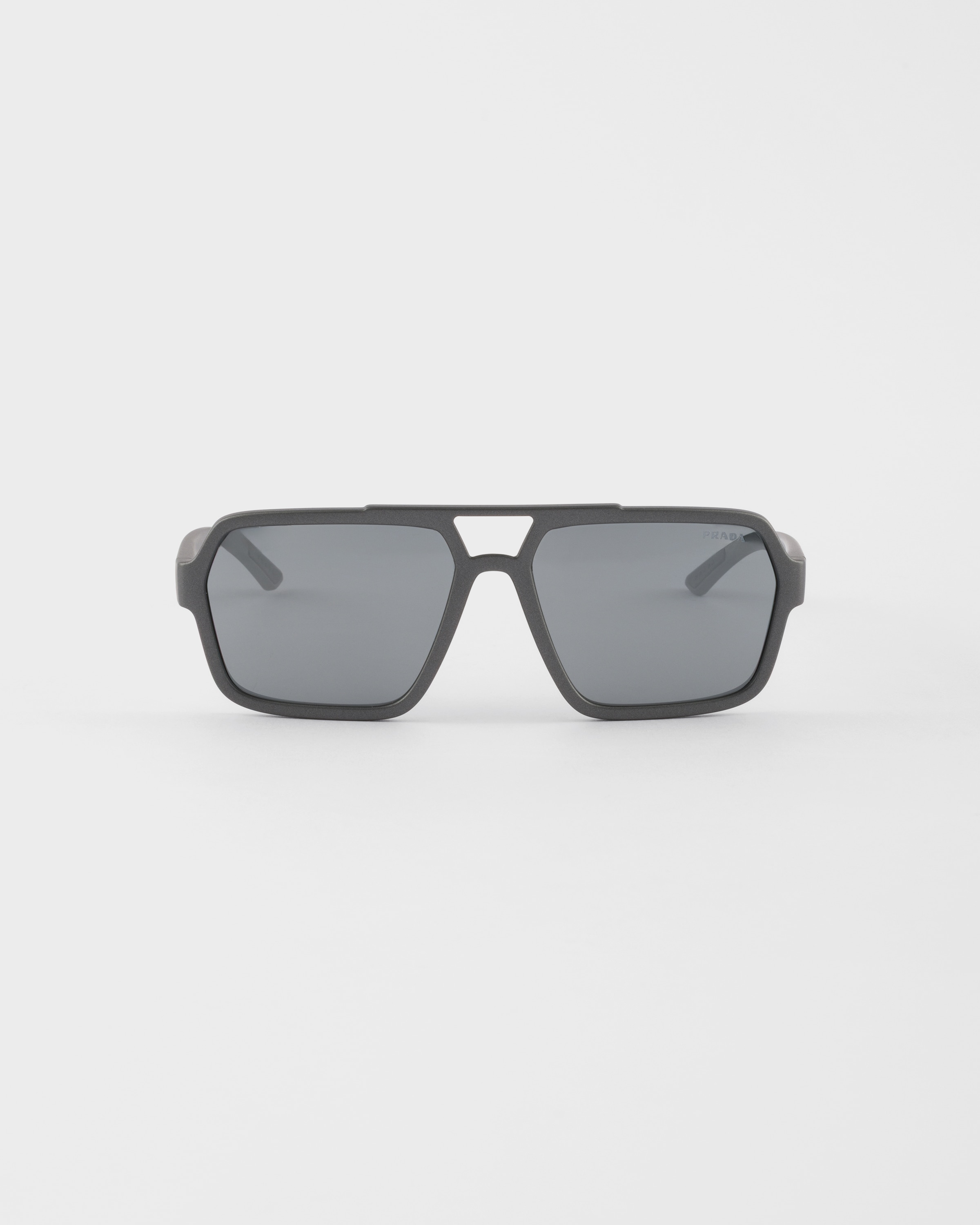 Солнцезащитные очки Prada Linea Rossa, серый
Солнцезащитные очки Prada Linea Rossa, серый