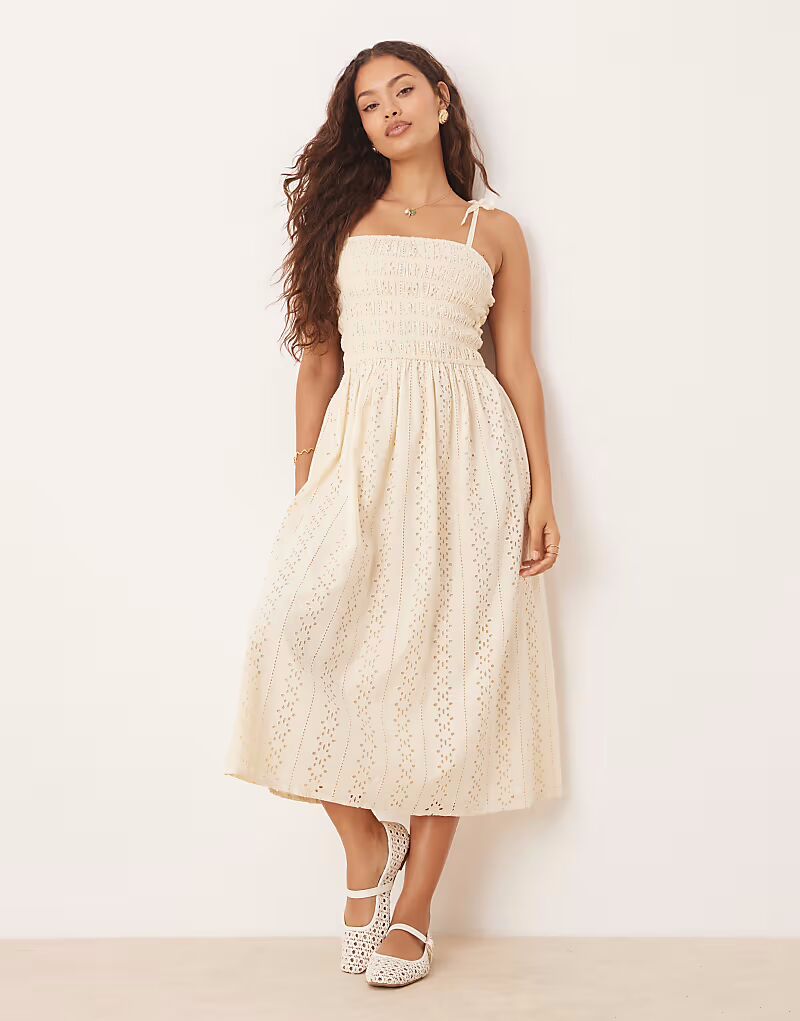 Платье макси Miss Selfridge с миниатюрными бретельками и вышивкой цвета пахты Miss Selfridge Petite
Платье макси Miss Selfridge с миниатюрными бретельками и вышивкой цвета пахты Miss Selfridge Petite