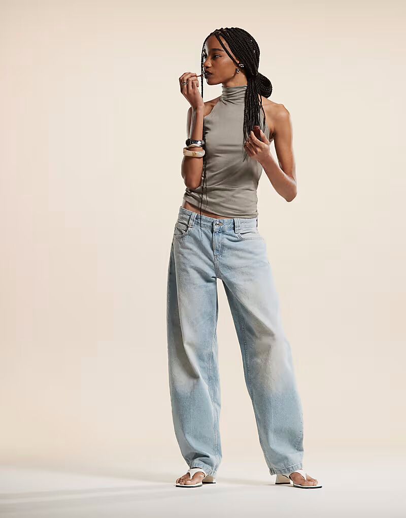 Джинсы с широкими штанинами-баллонами светло-голубого цвета с грязной потертостью Bershka
Джинсы с широкими штанинами-баллонами светло-голубого цвета с грязной потертостью Bershka