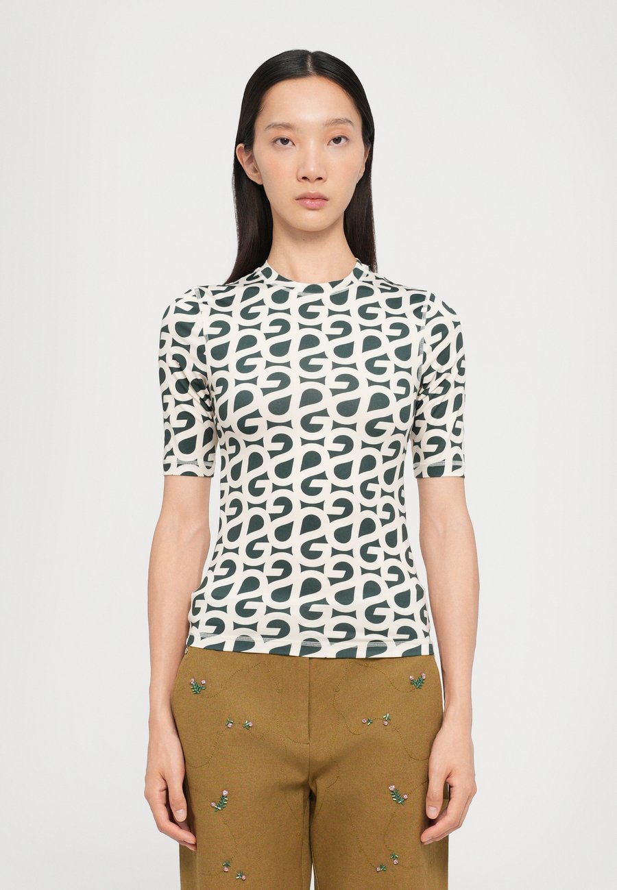 Футболка Stine Goya Print T-shirt, Forest Green/White/Multi-Coloured, Белый, Футболка Stine Goya Print T-shirt, Forest Green/White/Multi-Coloured
Футболка Stine Goya Print T-shirt, Forest Green/White/Multi-Coloured, Белый, Футболка Stine Goya Print T-shirt, Forest Green/White/Multi-Coloured