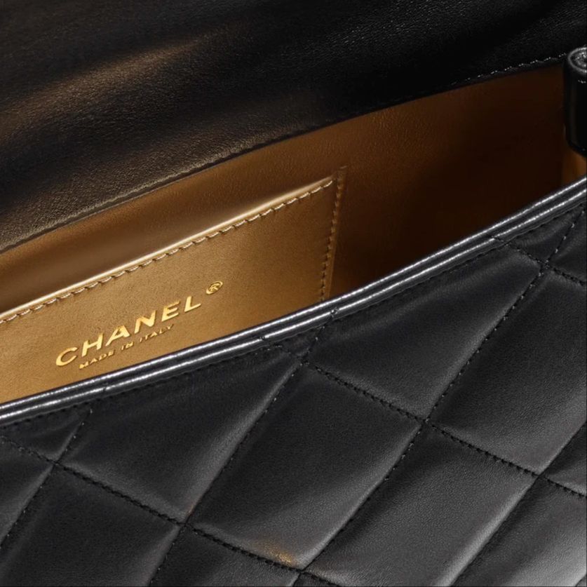 Сумка через плечо из овчины черная CHANEL
Сумка через плечо из овчины черная CHANEL