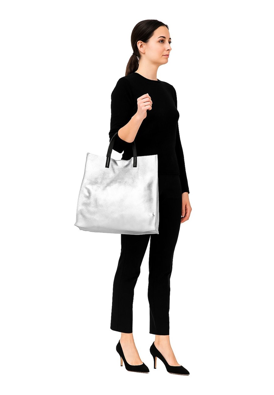 Сумка-шоппер Chiara Ferretti Tote bag, Silver/Silver-Coloured
Сумка-шоппер Chiara Ferretti Tote bag, Silver/Silver-Coloured