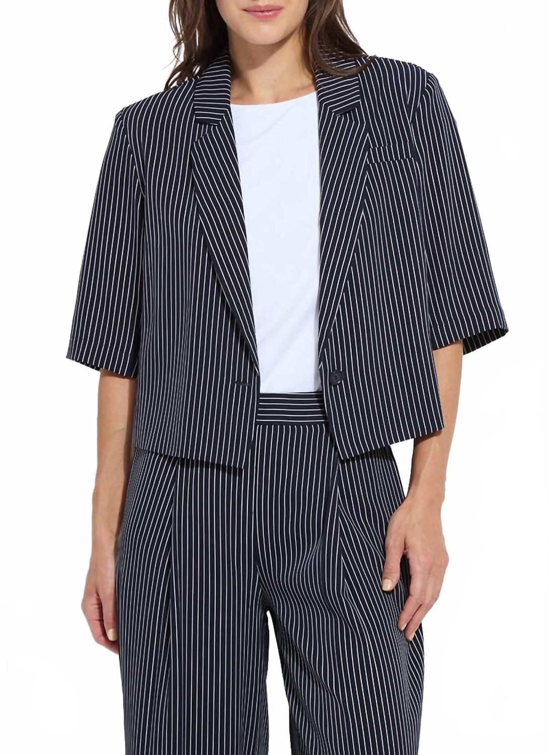 Короткий укороченный блейзер с коротким рукавом в морскую полоску Lysse, Marine Pinstripe
Короткий укороченный блейзер с коротким рукавом в морскую полоску Lysse, Marine Pinstripe