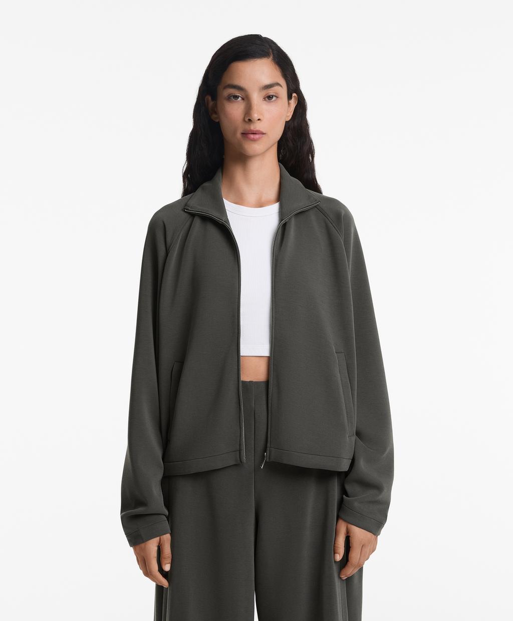 Мягкий на ощупь жакет с плиссированной спинкой из модала Oysho, цвет Dark Lead Grey
Мягкий на ощупь жакет с плиссированной спинкой из модала Oysho, цвет Dark Lead Grey