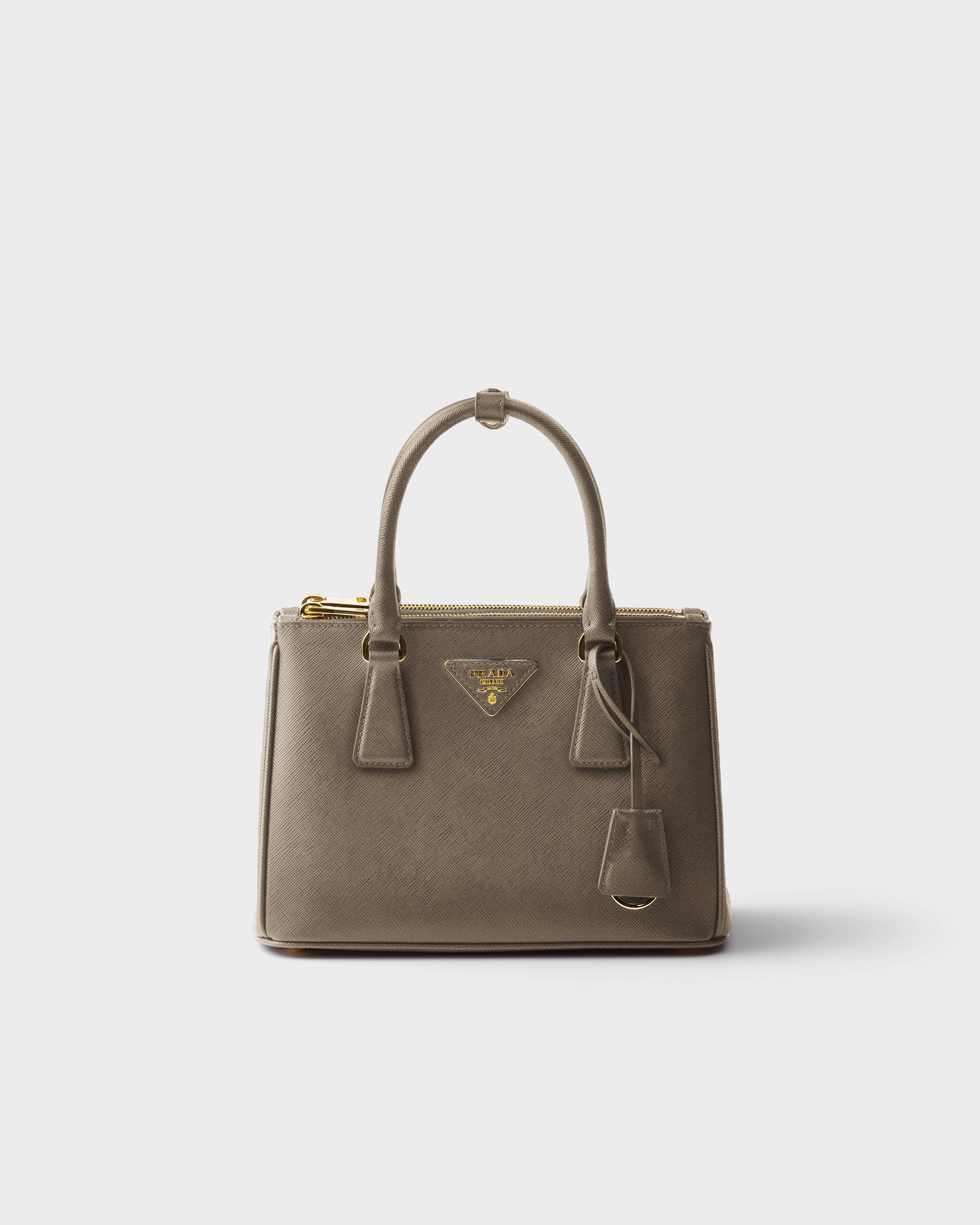 Маленькая кожаная сумка Prada Galleria из сафьяновой кожи, серый
Маленькая кожаная сумка Prada Galleria из сафьяновой кожи, серый
