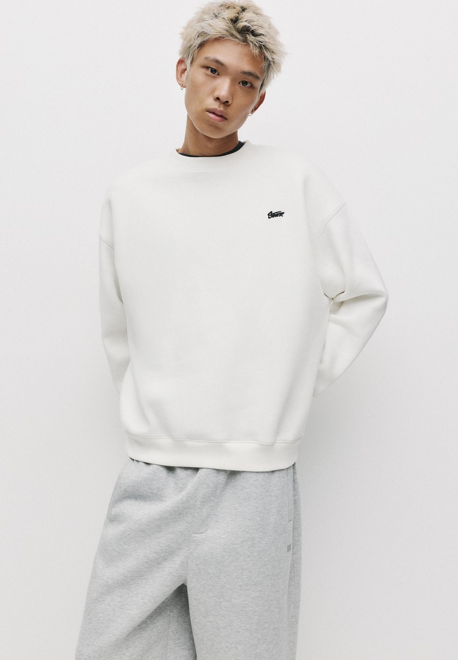 Толстовка PULL&BEAR ROUND NECK STWD, White, Белый, Толстовка PULL&BEAR ROUND NECK STWD, White
Толстовка PULL&BEAR ROUND NECK STWD, White, Белый, Толстовка PULL&BEAR ROUND NECK STWD, White