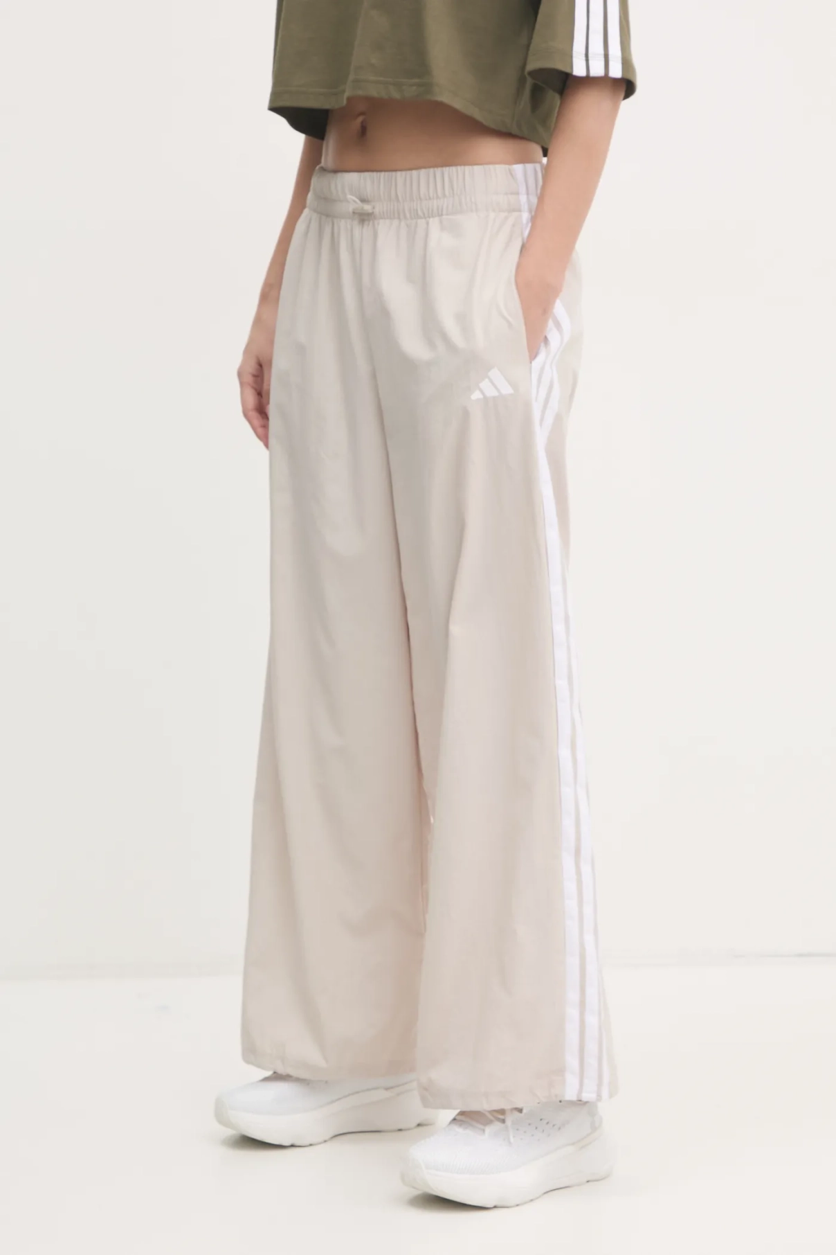 Спортивные брюки Essentials adidas, бежевый
Спортивные брюки Essentials adidas, бежевый