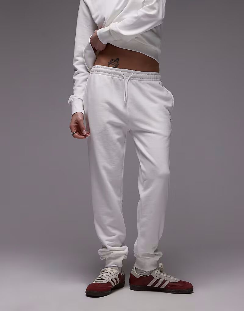 Джоггеры Lacoste с манжетами белого цвета
Джоггеры Lacoste с манжетами белого цвета